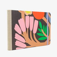 Skizzenbuch-A5-blanko-Querformat-mit-Offsetpapier-bezogen-Motiv-grosseBlumen-seitlich-von-hinten