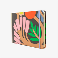 Skizzenbuch-A5-blanko-Querformat-mit-Offsetpapier-bezogen-Motiv-grosseBlumen-seitlich-von-vorn