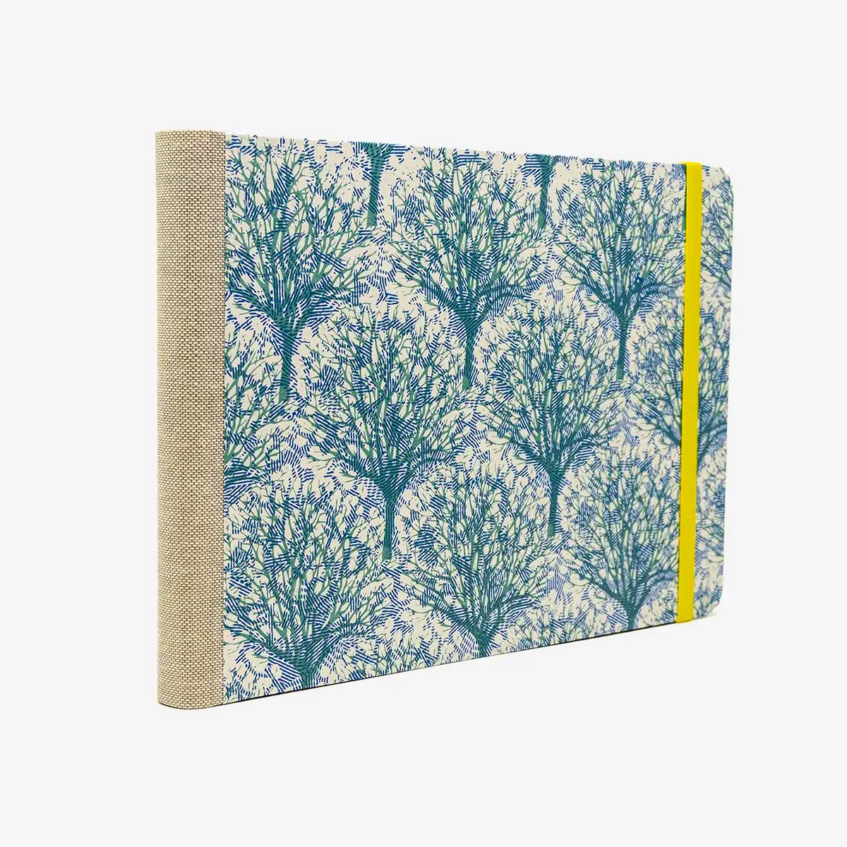 Skizzenbuch-A5-blanko-Querformat-mit-Siebdruckpapier-bezogen-Motiv-Baeume-gruen-auf-natur-seitlich-von-Hinten