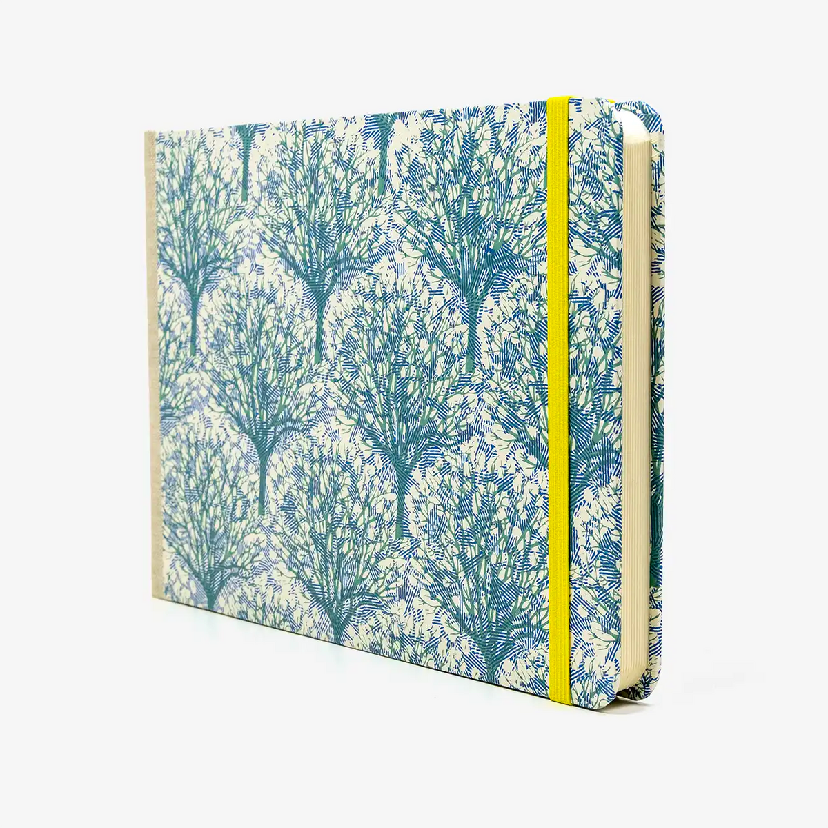 Skizzenbuch-A5-blanko-Querformat-mit-Siebdruckpapier-bezogen-Motiv-Baeume-gruen-auf-natur-seitlich-von-vorn