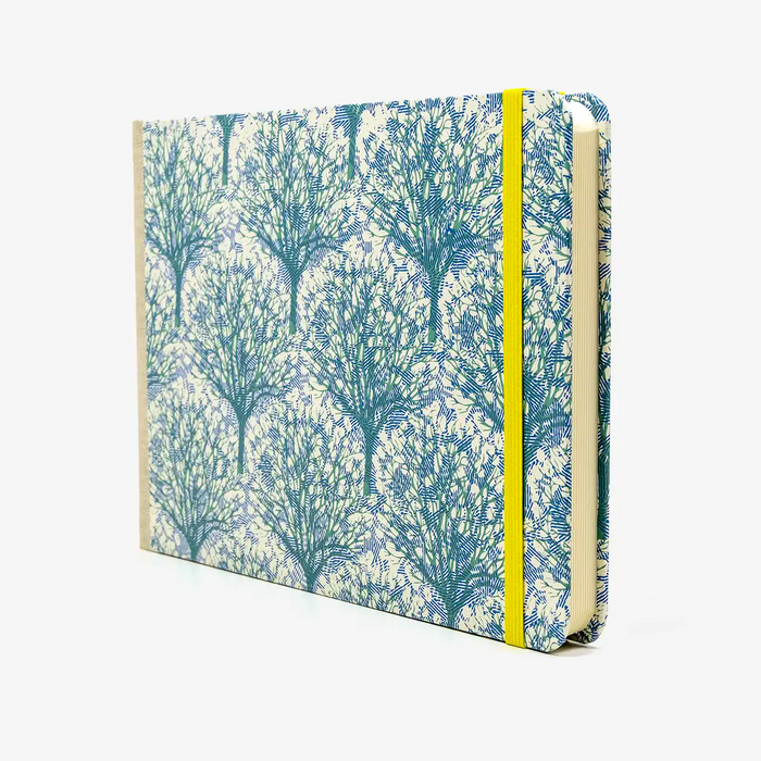 Skizzenbuch-A5-blanko-Querformat-mit-Siebdruckpapier-bezogen-Motiv-Baeume-gruen-auf-natur-seitlich-von-vorn