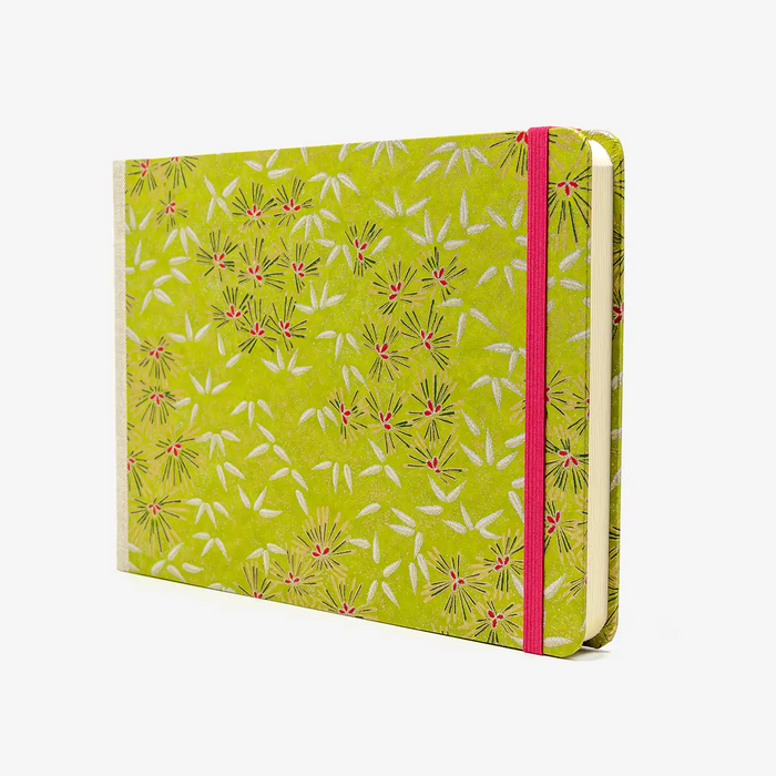 Skizzenbuch-A5-blanko-Querformat-mit-chiyogami-bezogen-Motiv-Blumenwiese-gold-Silber-rosa-auf-gruen-seitlich-von-vorn