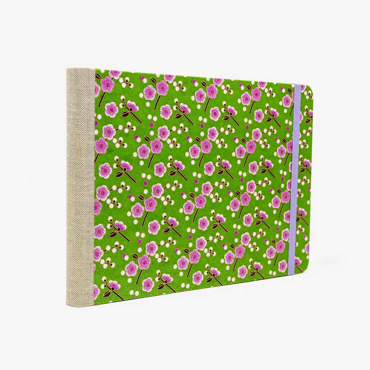 Skizzenbuch-A5-blanko-Querformat-mit-chiyogami-bezogen-Motiv-Rosa-Blumen-auf-gruen-seitlich-von-hinten