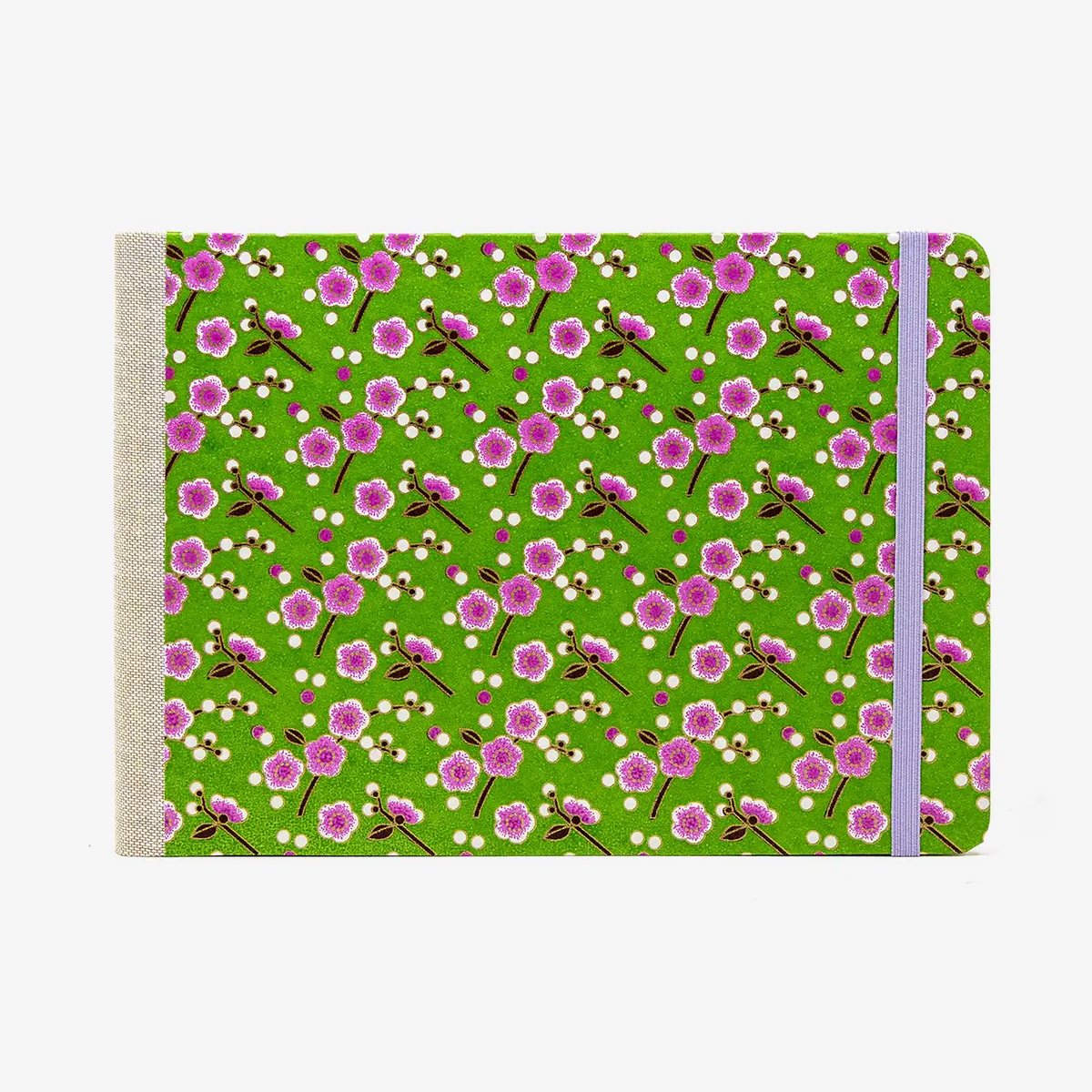 Skizzenbuch-A5-blanko-Querformat-mit-chiyogami-bezogen-Motiv-Rosa-Blumen-auf-gruen-von-vorn