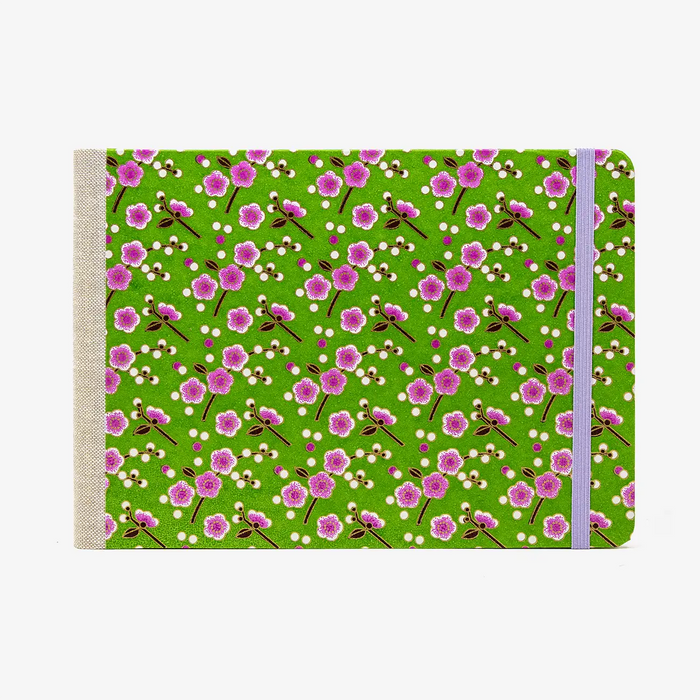 Skizzenbuch-A5-blanko-Querformat-mit-chiyogami-bezogen-Motiv-Rosa-Blumen-auf-gruen-von-vorn