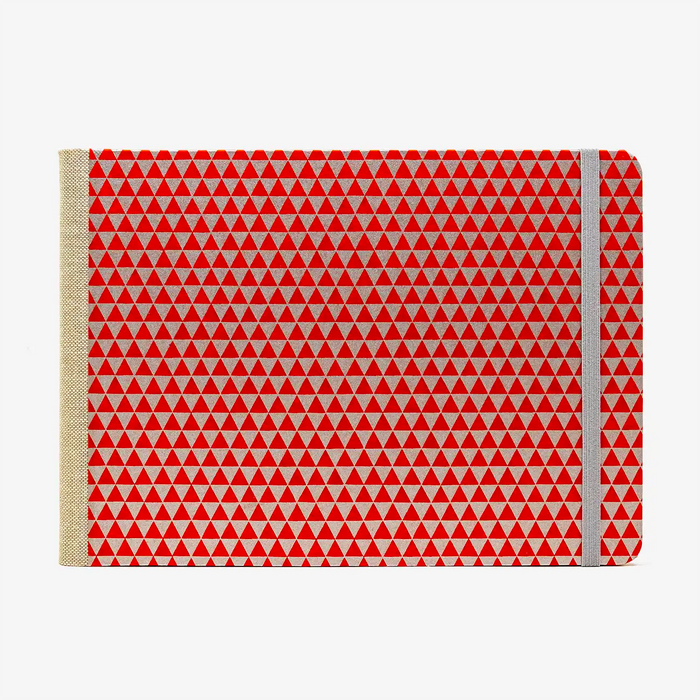 Skizzenbuch-A5-blanko-Querformat-mit-chiyogami-bezogen-Motiv-RoteDreiecke-auf-Silber-von-vorn