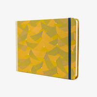 Skizzenbuch-A5-blanko-Querformat-mit-chiyogami-bezogen-Motiv-Saitenspiel-Gold-seitlich-von-vorn