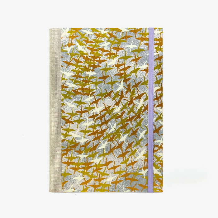 Skizzenbuch-A5-mit-Goldschnitt-cover-bezogen-mit-chiyogami-Papier-160-Seiten-Motiv-Kraniche-gold-kupfer-weiss-auf-grau-von-vorrn