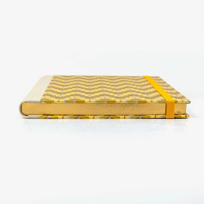 Skizzenbuch-A5-mit-Goldschnitt-cover-bezogen-mit-chiyogami-Papier-160-Seiten-Motiv-bienenwaben-gold-liegend
