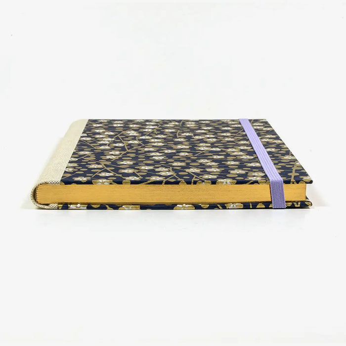 Skizzenbuch-A5-mit-Goldschnitt-cover-chiyogami-Papier-160-Seiten-Motiv-Floral-Bluetenpattern-gold-auf-Schwarz-liegend