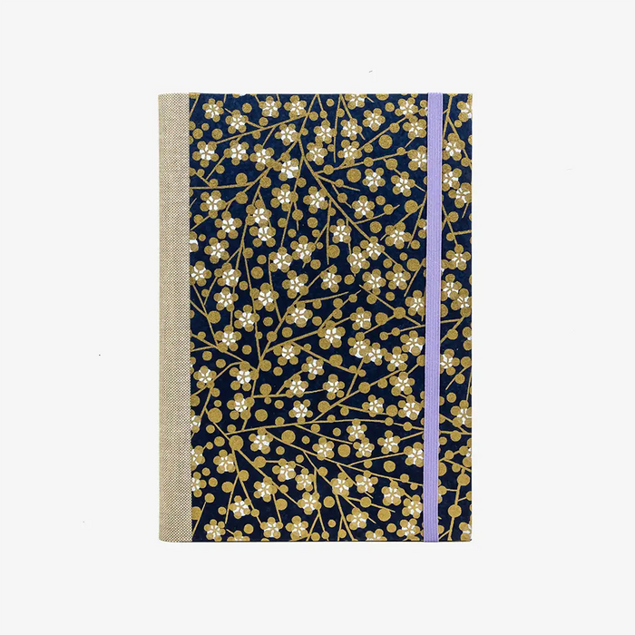Skizzenbuch-A5-mit-Goldschnitt-cover-chiyogami-Papier-160-Seiten-Motiv-Floral-Bluetenpattern-gold-auf-Schwarz-von-vorn