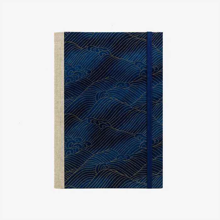 Skizzenbuch-A5-mit-Goldschnitt-cover-chiyogami-Papier-160-Seiten-Motiv-Welle-Gold-auf-blauvon-Vorn