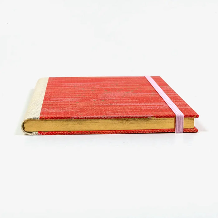 Skizzenbuch-A5-mit-Goldschnitt-cover-chiyogami-Papier-160-Seiten-Motiv-space-is-the-place-rot-liegend