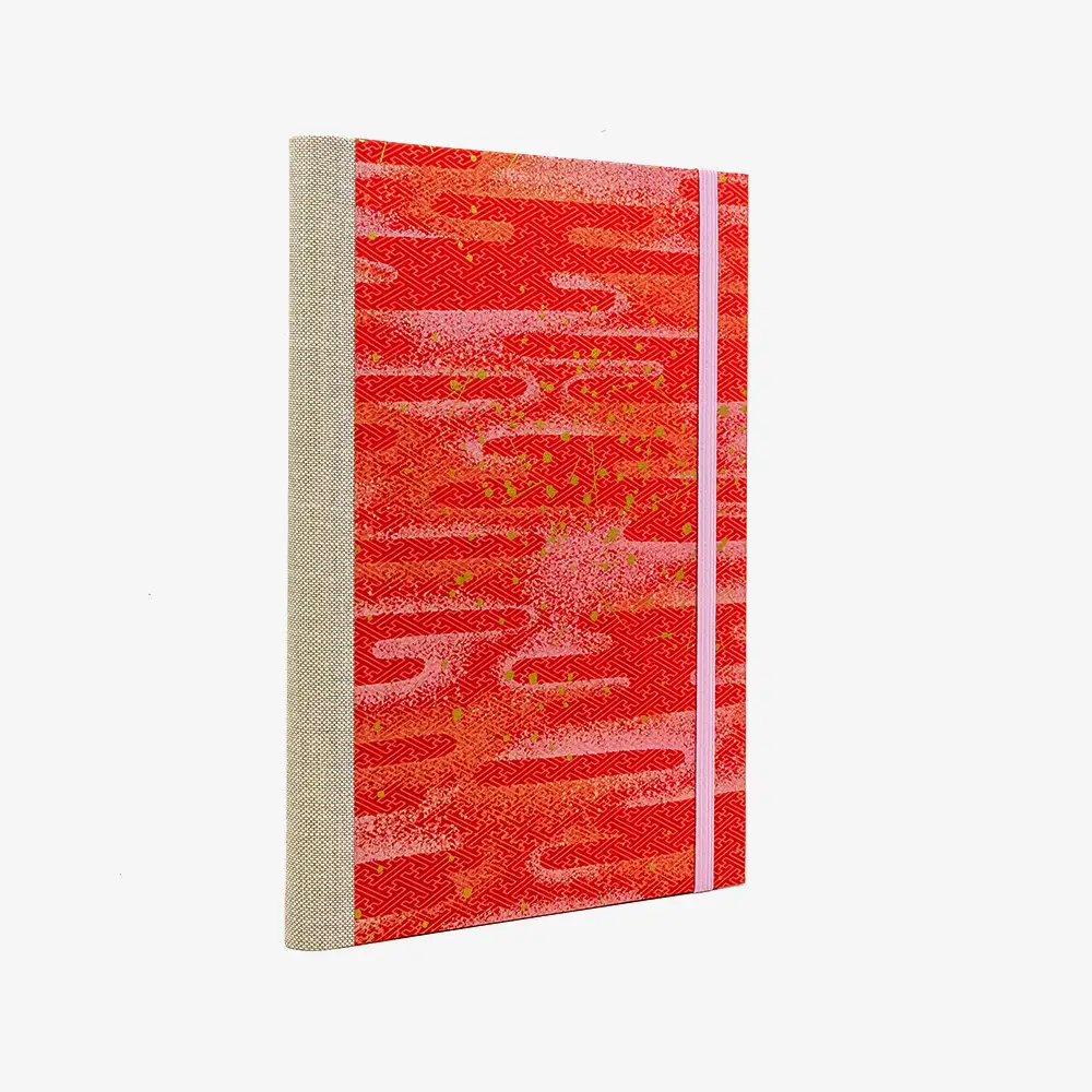 Skizzenbuch-A5-mit-Goldschnitt-cover-chiyogami-Papier-160-Seiten-Motiv-space-is-the-place-rot-seitlich-von-hinten