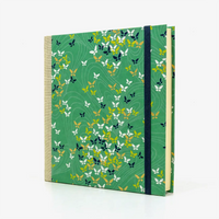 Skizzenbuch-Format-15x15cm-blanko-224seiten-cover-Chiyogami-Motiv-Schmeterlinge-auf-gruen-seitlich-vorn