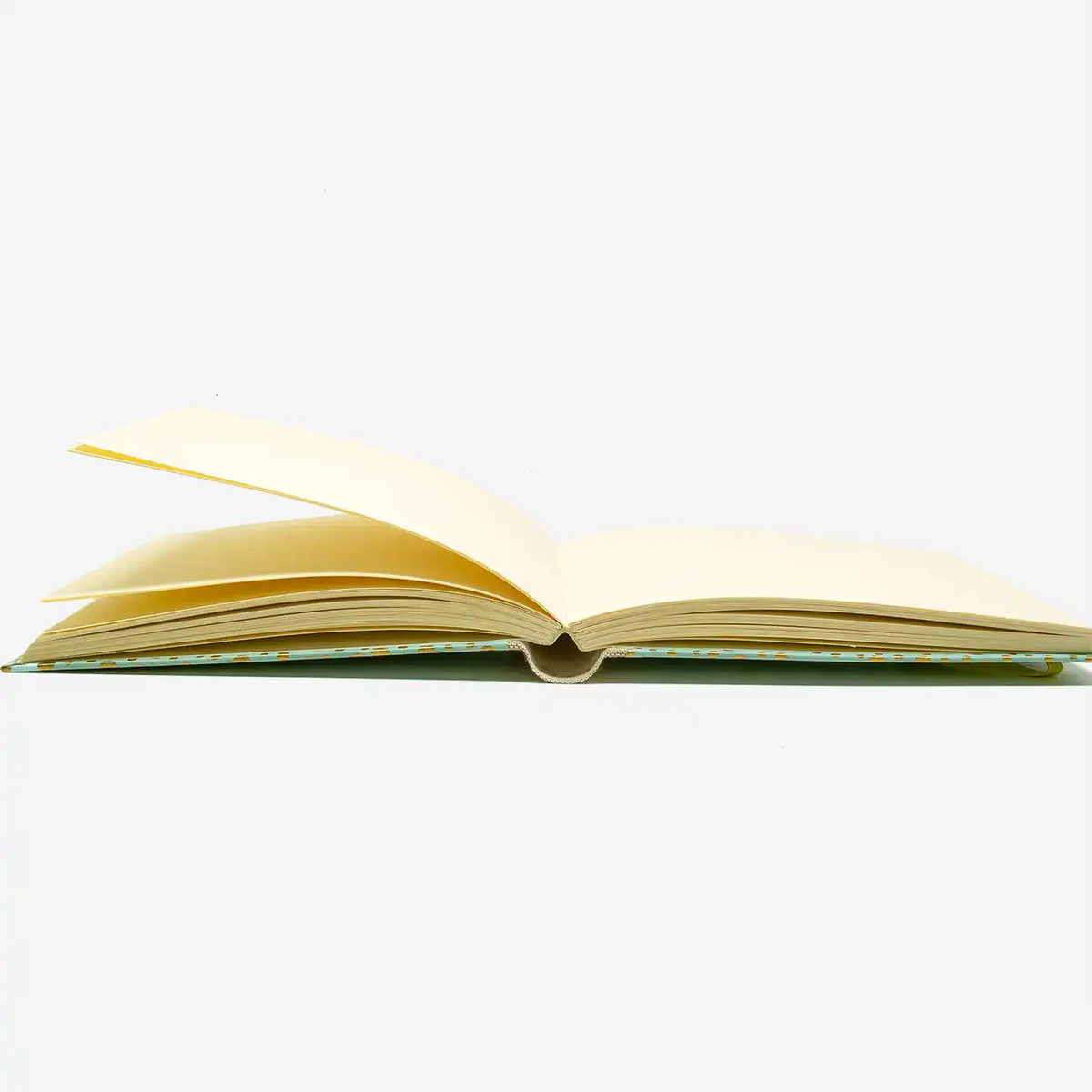 Skizzenbuch-Format-15x15cm-blanko-224seiten-cover-Chiyogami-Motiv-golden-polka-dots-tuerkis-liegend-aufgeschlagen