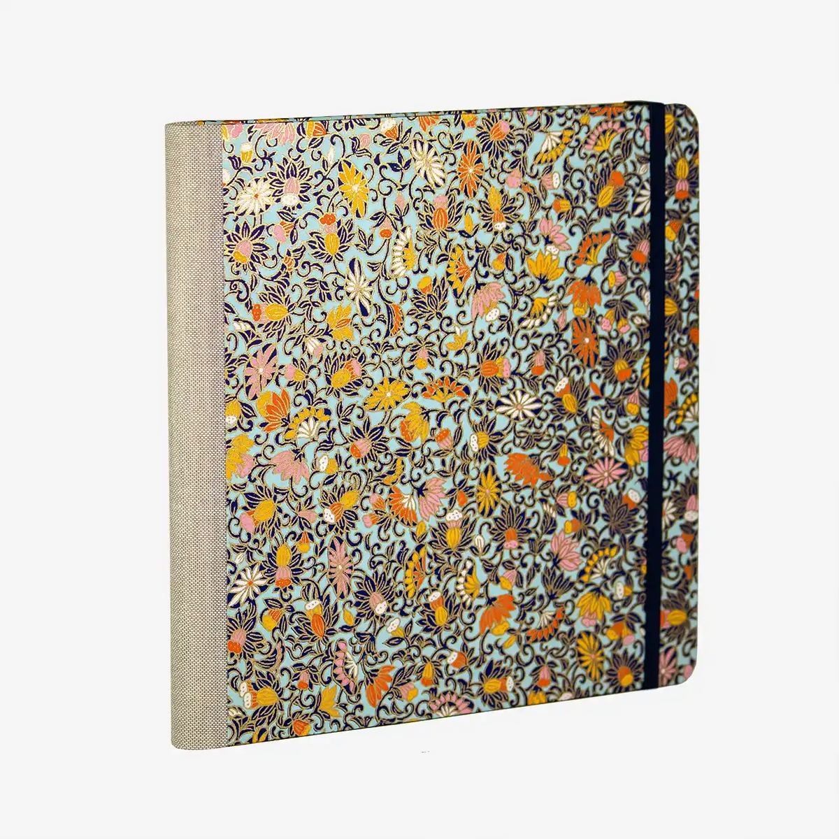 Skizzenbuch-Format-21x21cm-192seiten-mitchiyogamiMuster-Bluetenornament-auf-blau-bezogen-cove-seitlichr-hinten