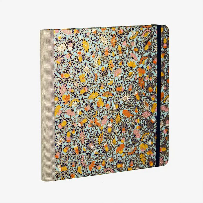 Skizzenbuch-Format-21x21cm-192seiten-mitchiyogamiMuster-Bluetenornament-auf-blau-bezogen-cove-seitlichr-hinten