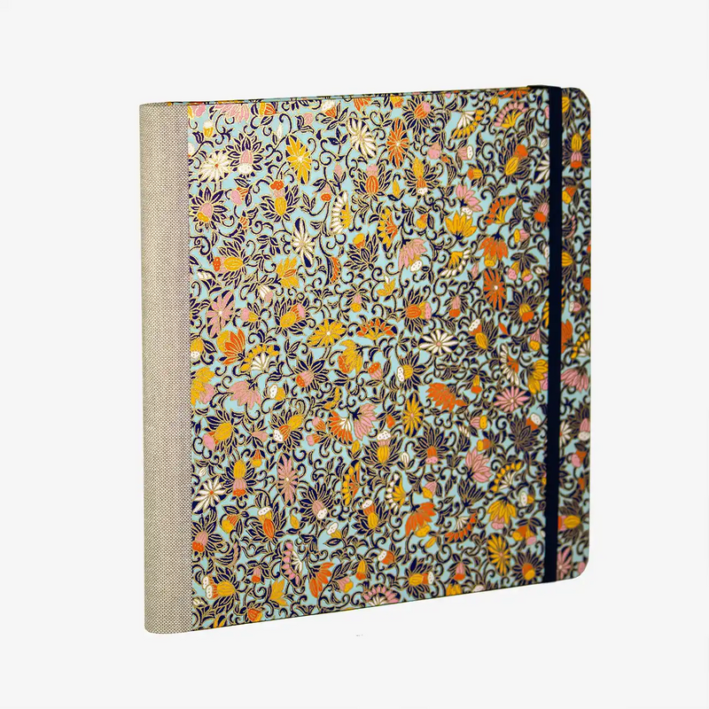 Skizzenbuch-Format-21x21cm-192seiten-mitchiyogamiMuster-Bluetenornament-auf-blau-bezogen-cove-seitlichr-hinten