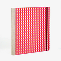 Skizzenbuch-Format-21x21cm-192seiten-mitchiyogamiMuster-Karos_Pink-bezogen-cover-seitlich-hinten