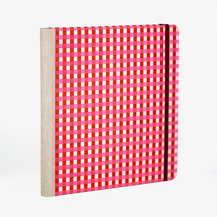 Skizzenbuch-Format-21x21cm-192seiten-mitchiyogamiMuster-Karos_Pink-bezogen-cover-seitlich-hinten