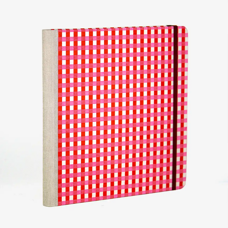 Skizzenbuch-Format-21x21cm-192seiten-mitchiyogamiMuster-Karos_Pink-bezogen-cover-seitlich-hinten