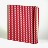 skizzenbuch-Format-21x21cm-192seiten-mitchiyogamiMuster-Karos_Pink-bezogen-cover-seitlich-vorn