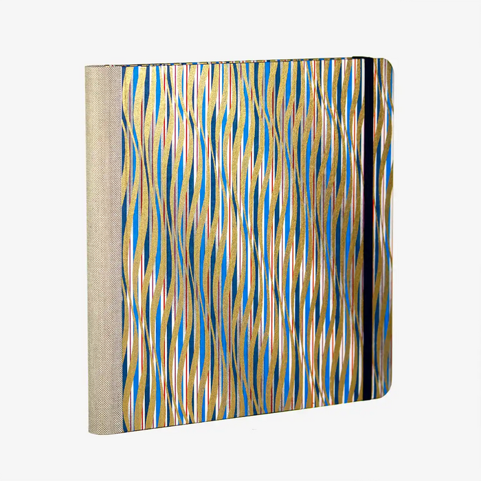 Skizzenbuch-Format-21x21cm-192seiten-mitchiyogamiMuster-Striche-in-Wellenform-bezogen-cover-seitlich-hinten