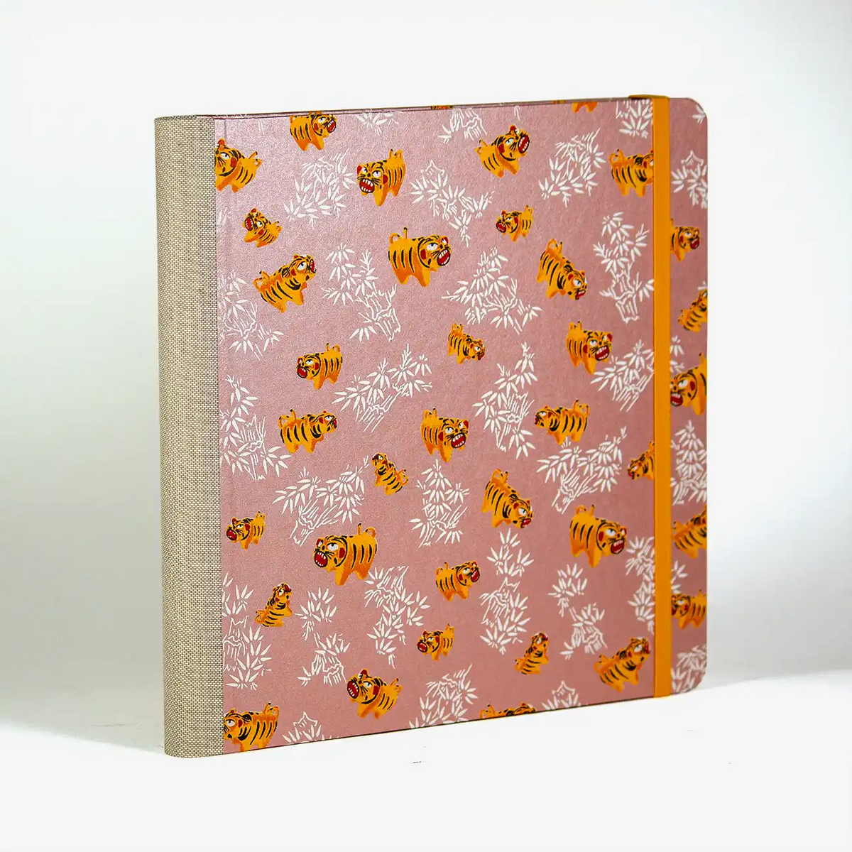 Skizzenbuch-Format-21x21cm-192seiten-mitchiyogamiMuster-Tiger-pearlrosa-bezogen-cover-seitlich-hinten