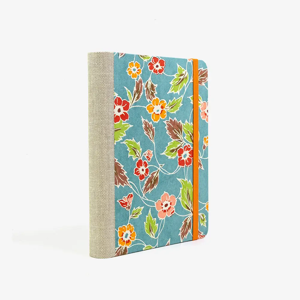 Skizzenbuch-blanko-12x16.5cm-244seiten-Katazome-Shi-Motiv-blumenornament-auf-blau-cover-seitlich-von-hinten