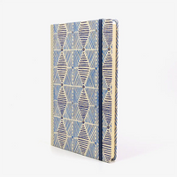 Skizzenbuch-blanko-A5-160seiten-cover-Baumwollpapier-Motiv-Strichmuster-blau-gold-ornament-seitlich-vorn