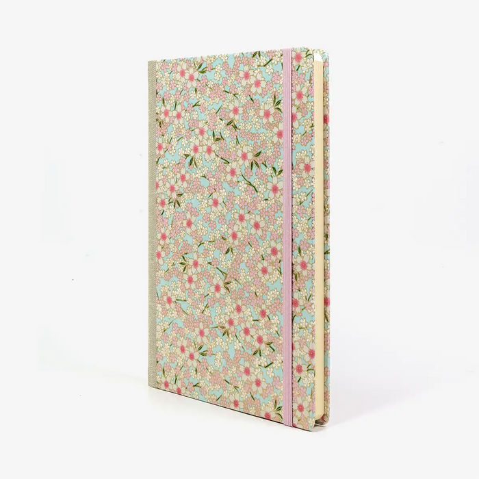 Skizzenbuch-blanko-A5-160seiten-cover-Chiyogami-Motiv-Blumenwiese-Rosa-auf-hellblauseitlich-vorn