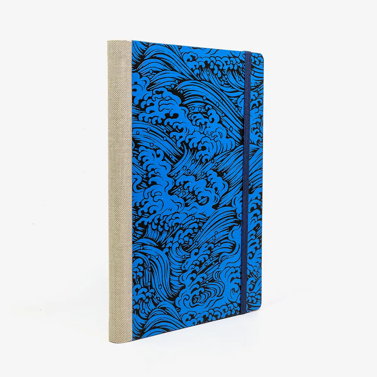 Skizzenbuch-blanko-A5-160seiten-cover-LAckpapier-Motiv-Welle-Nami-blau-auf-schwar-seitlich-hinten