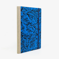 Skizzenbuch-blanko-A5-160seiten-cover-LAckpapier-Motiv-Welle-Nami-blau-auf-schwar-seitlich-hinten