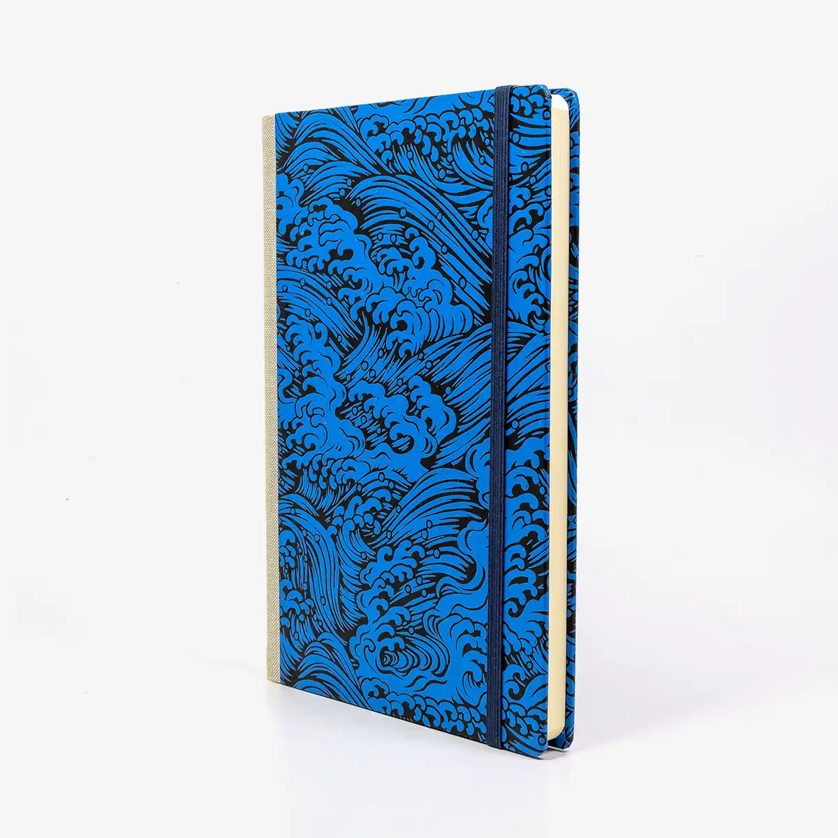 Skizzenbuch-blanko-A5-160seiten-cover-LAckpapier-Motiv-Welle-Nami-blau-auf-schwar-seitlich-vorn