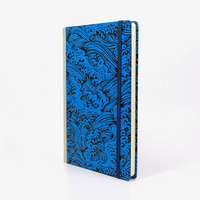 Skizzenbuch-blanko-A5-160seiten-cover-LAckpapier-Motiv-Welle-Nami-blau-auf-schwar-seitlich-vorn