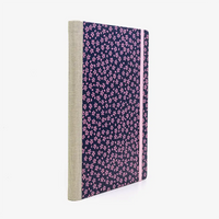 Skizzenbuch-blanko-A5-160seiten-cover-Lackpapier-Motiv-Sakura-Pink-on-Blue-seitlich-hinten