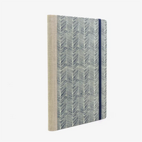 Skizzenbuch-blanko-A5-160seiten-cover-Lokta-papier-Motiv-Strichmuster-auf-mildenblau-seitlich-hinten