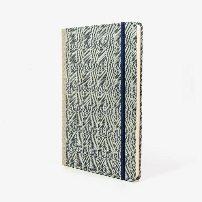 Skizzenbuch-blanko-A5-160seiten-cover-Lokta-papier-Motiv-Strichmuster-auf-mildenblau-seitlich-vorn