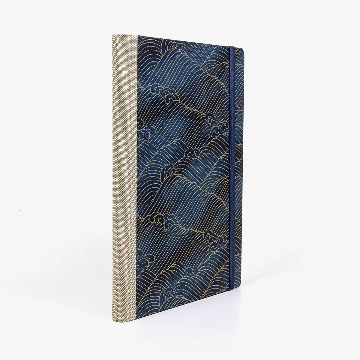 Skizzenbuch-blanko-A5-160seiten-cover-chiyogami-Motiv-Nami-wello-gold-auf-changierendem-blau-seitlich-hinten