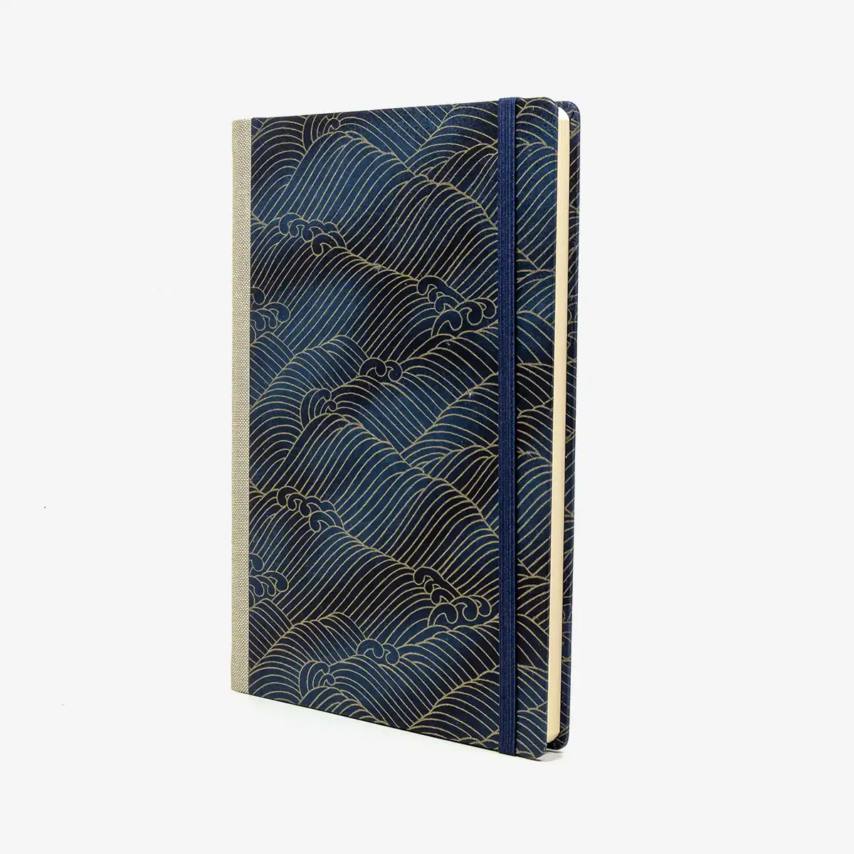 Skizzenbuch-blanko-A5-160seiten-cover-chiyogami-Motiv-Nami-wello-gold-auf-changierendem-blau-seitlich-vorn
