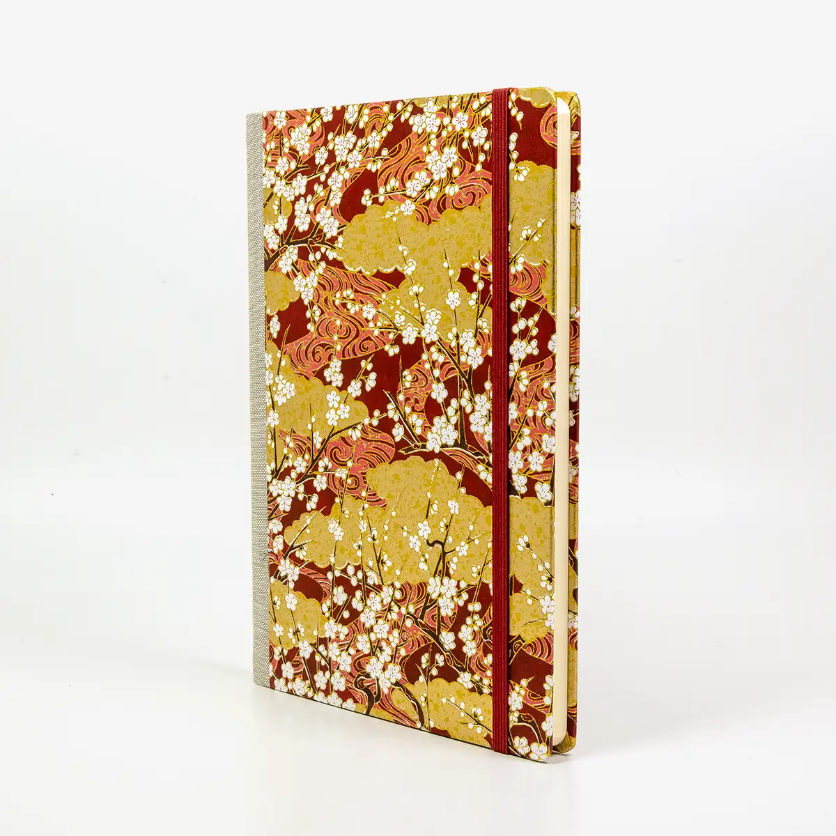 Skizzenbuch-blanko-A5-160seiten-cover-chiyogami-Motiv-Sakurazweige-ueber-golden-Wolken-auf-dunkelrot-seitlich-vorn