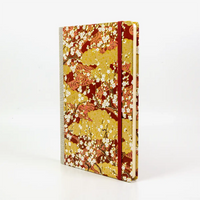 Skizzenbuch-blanko-A5-160seiten-cover-chiyogami-Motiv-Sakurazweige-ueber-golden-Wolken-auf-dunkelrot-seitlich-vorn