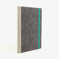 Skizzenbuch-blanko-A5-160seiten-cover-chiyogami-Motiv-Same-komon-weiss-schwarz-seitlich-hinten