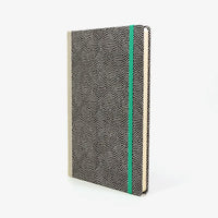 Skizzenbuch-blanko-A5-160seiten-cover-chiyogami-Motiv-Same-komon-weiss-schwarz-seitlich-vorn