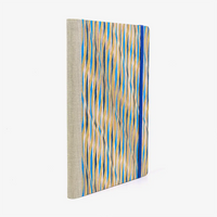 Skizzenbuch-blanko-A5-160seiten-cover-chiyogami-Motiv-gewellte-Striche-gold-blau-rot-seitlich-hinten
