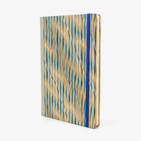 Skizzenbuch-blanko-A5-160seiten-cover-chiyogami-Motiv-gewellte-Striche-gold-blau-rot-seitlich-vorn