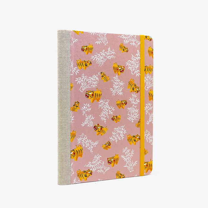 Skizzenbuch-blanko-A5-192seiten-mit-Chiyogami-motiv-Tiger-auf-Pearlrosa-bezogen-cover-seitlich-von-hinten