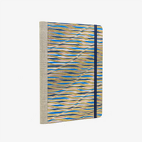 Skizzenbuch-blanko-A5-192seiten-mit-Chiyogami-motiv-blau-gold-rot-gewellte-Streifen-bezogen-cover-seitlich-von-hinten