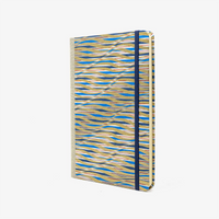 Skizzenbuch-blanko-A5-192seiten-mit-Chiyogami-motiv-blau-gold-rot-gewellte-Streifen-bezogen-cover-seitlich-von-vorn